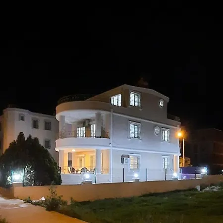Private Luxury 5 Bedroom With Pool Villa *